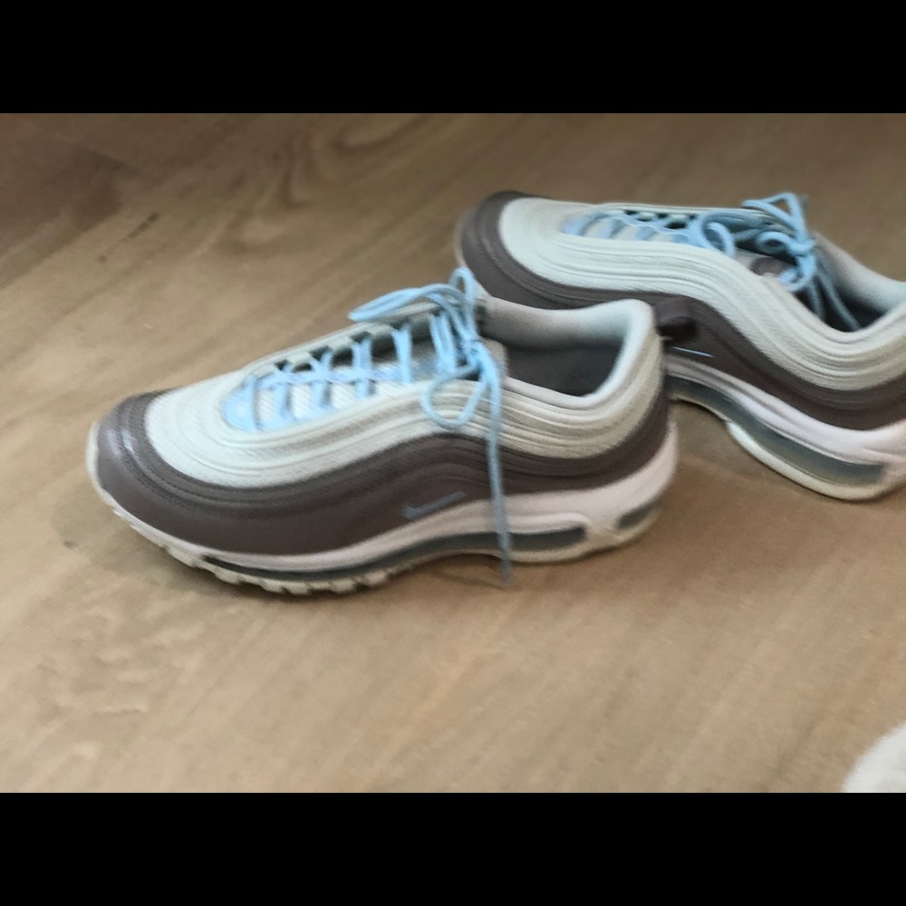 Women’s Nike AirMax tennis shoes